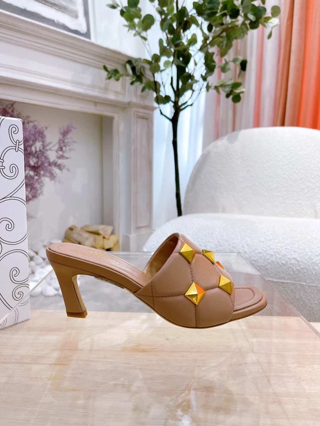 👟👟Ex-factory price 380👟👟 Genuine leather sole +40 Valentino.Valentino👑👑Rivets The latest series of the slippers counter, the highest version, perfect details, a very eye-catching catwalk series launched [strong][strong] V's popular rivet elements, luxurious and gorgeous! Various colors can be matched with beautiful clothes in spring and summer. There are many choices🎉🎉Exquisite and durable. It is copied at 1:1 of the original product. The upper foot is very pedicure-like. The key point is that it is very good and easy to control. It does not grind the feet and does not tire the feet. It is a walking artifact. The last shape is completely compared to the counter. The details are perfect. Without the original version, it would not be so exquisite! (Note! The heel shape and height are exclusively molded according to the original version, and are not randomly substituted by the market🐂) The color and texture of the fasteners are consistent with the original version! Fabric: Sheepskin Lining: Sheepskin lining 5 colors: off-white, black, bare, burgundy, pink Size: 34 to 41 (34, 40, 41, custom-made, non-refundable and non-exchangeable) Heel height: flat rubber bottom: genuine leather bottom: